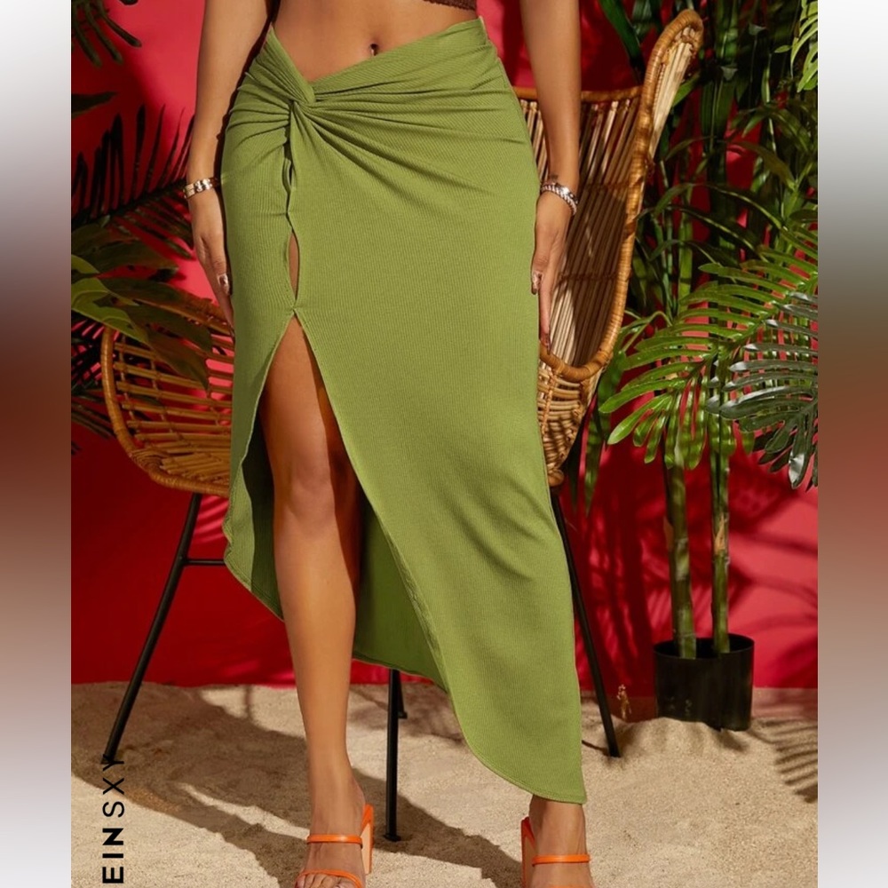 Green Twist Split Thigh Skirt 🌟